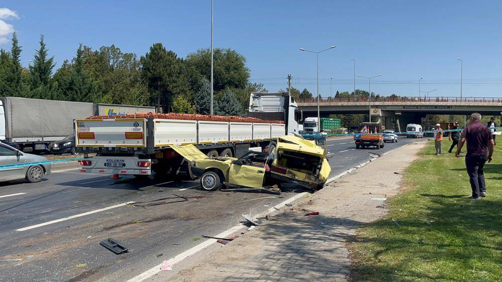 Tofaş faciası! TIR’a çarptı, ikiye bölündü: 1 ölü, 3 yaralı 1